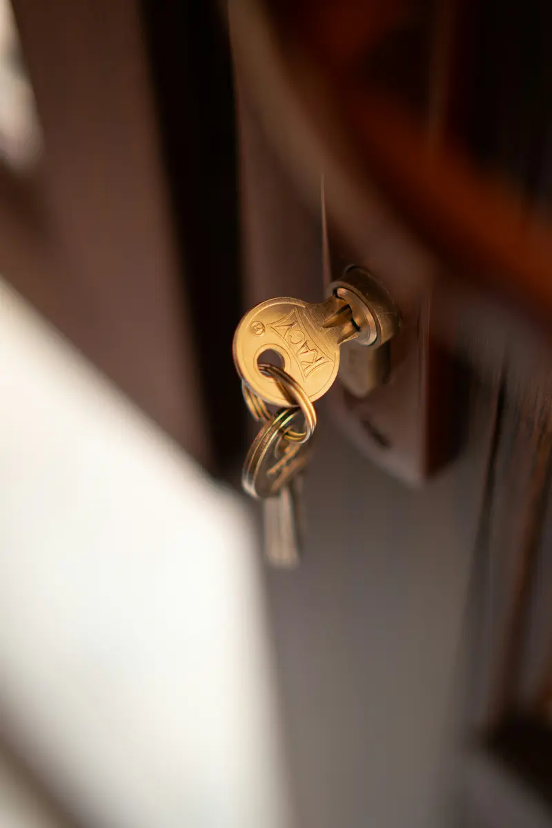 Chave dourada encaixada na fechadura de uma porta